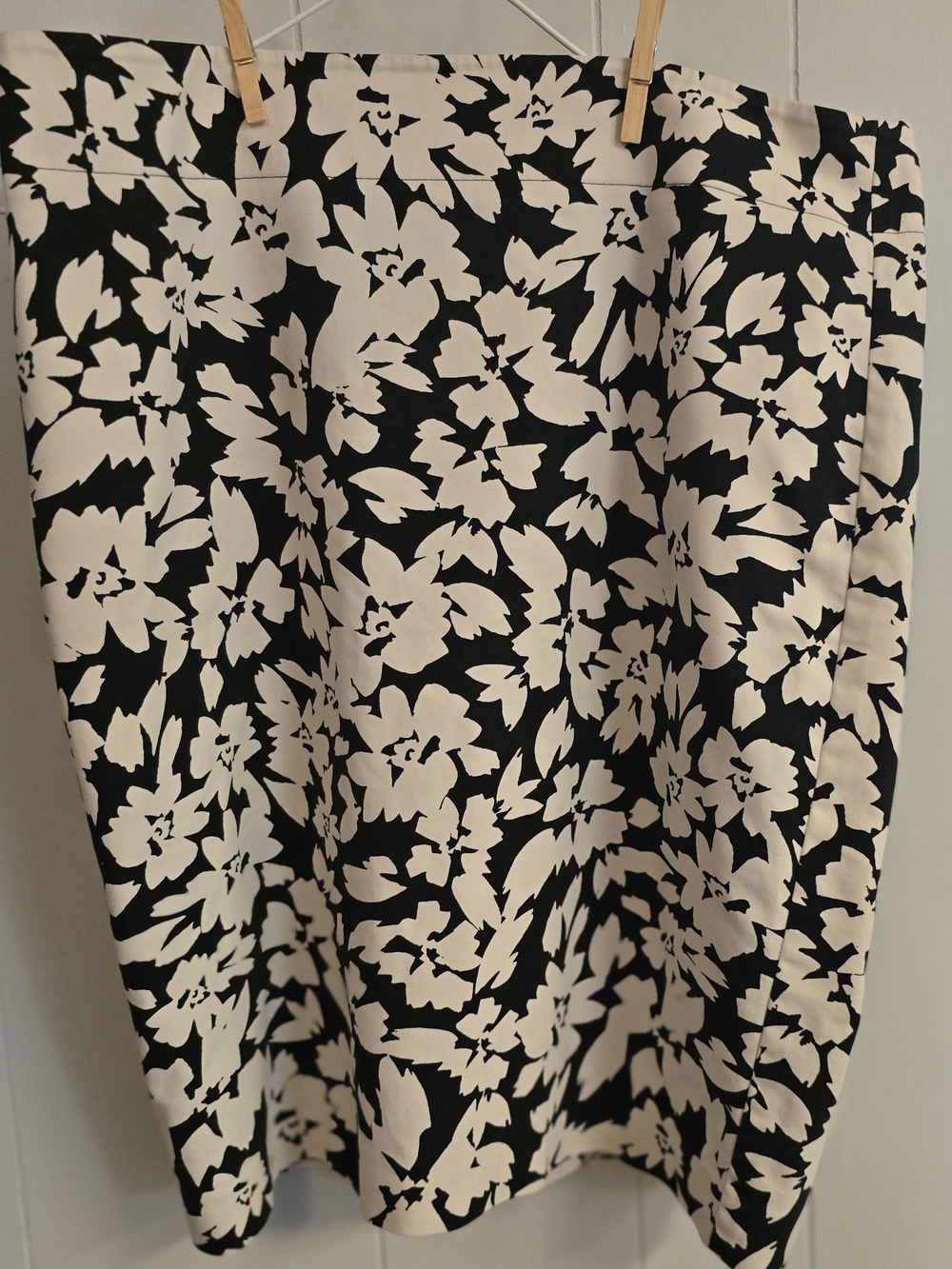 LOFT Black and White Floral Pencil Skirt